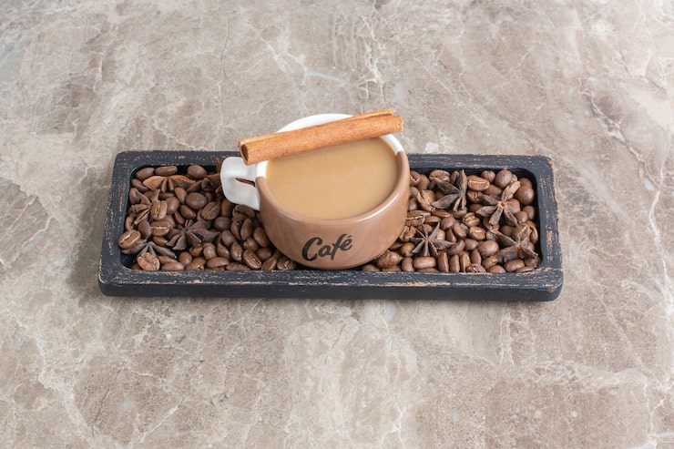 Foto gratuito taza de café y granos de café en un plato oscuro. foto de alta calidad