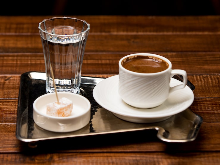 Foto gratuito taza de café turco caliente con agua y delicias turcas