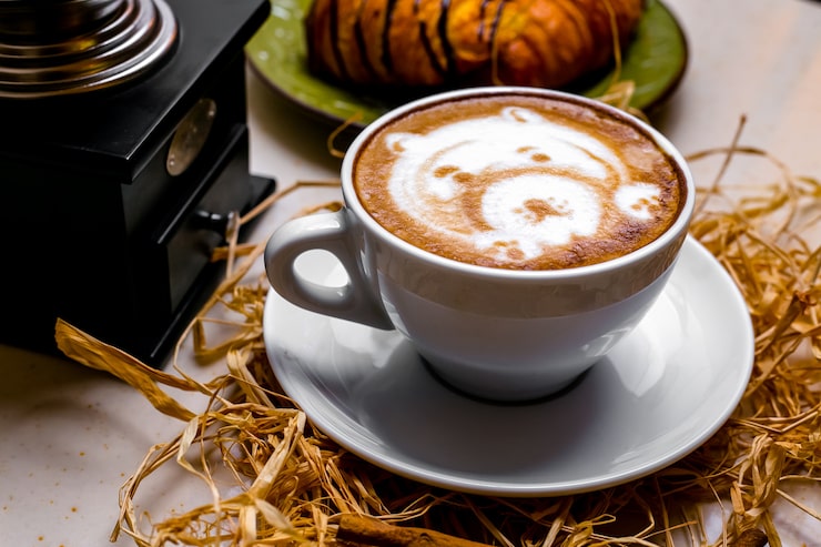 Foto gratuito taza de capuchino con un patrón de oso en la vista delantera