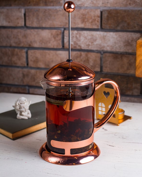 Foto gratuito el té negro en la mesa.