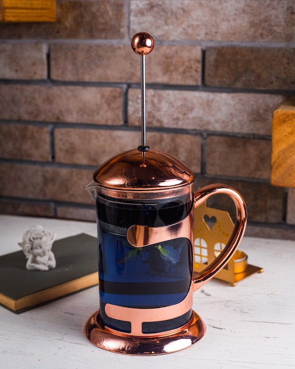Foto gratuito el té negro en la mesa.