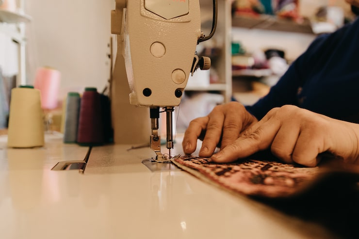 Foto gratuito tejer un trozo de alfombra en máquina de coser
