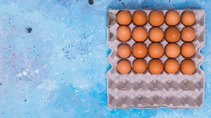 Photo Gratis telur ayam coklat di rak di atas meja