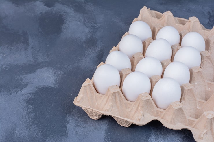 Photo Gratis telur ayam dalam wadah karton.