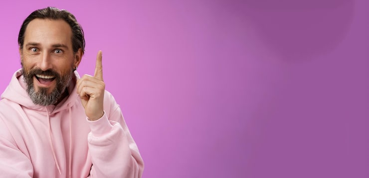 Foto gratuito tengo una gran idea, escucha emocionado, energizado, feliz, carismático, hombre barbudo, levantando los dedos índices, anuncio