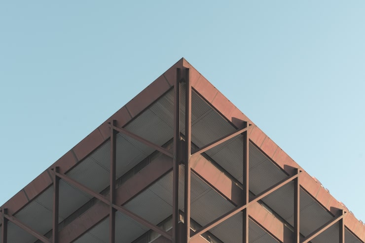 Foto gratuito tiro de ángulo bajo de un hermoso edificio moderno en el centro de la ciudad bajo el cielo despejado