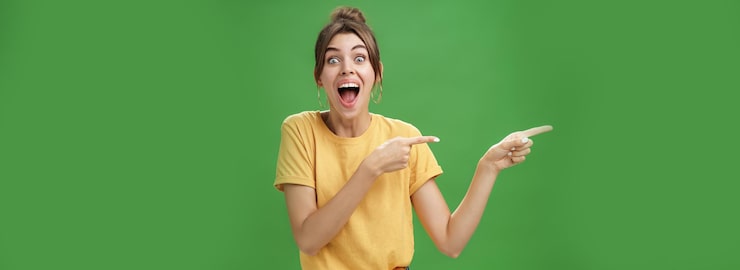 Foto gratuito tiro de cintura arriba de una niña feliz impresionada entusiasta y carismática riendo y sonriendo ampliamente