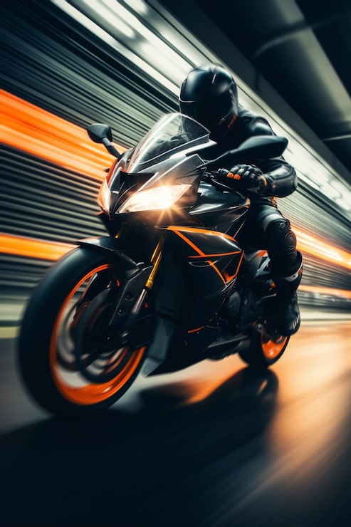 Foto gratuito tiro completo de adulto con equipo montando motocicleta.