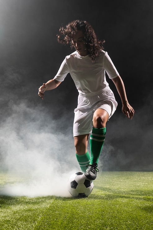 Foto gratuito tiro completo mujer adulta con balón de fútbol