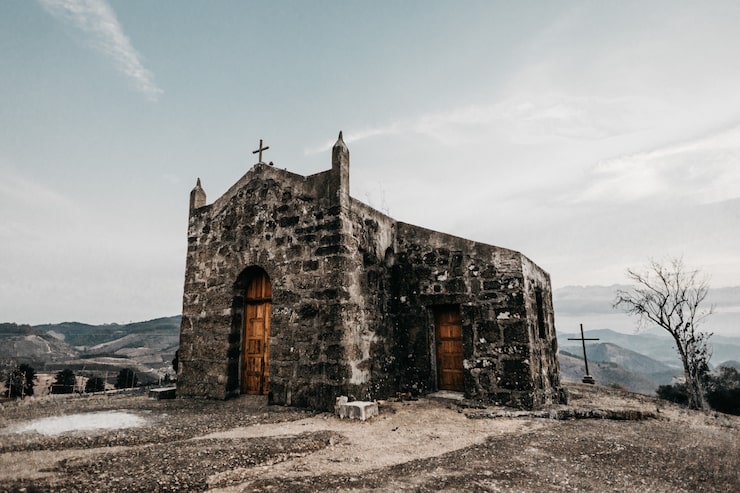 Foto gratuito tiro horizontal de una antigua iglesia pequeña en una montaña