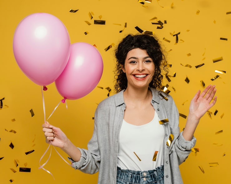 Foto gratuito tiro medio mujer sonriente sosteniendo globos