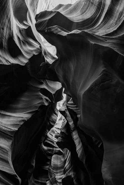 Foto gratuito tiro vertical en escala de grises de hermosos acantilados en antelope canyon, ee.uu.