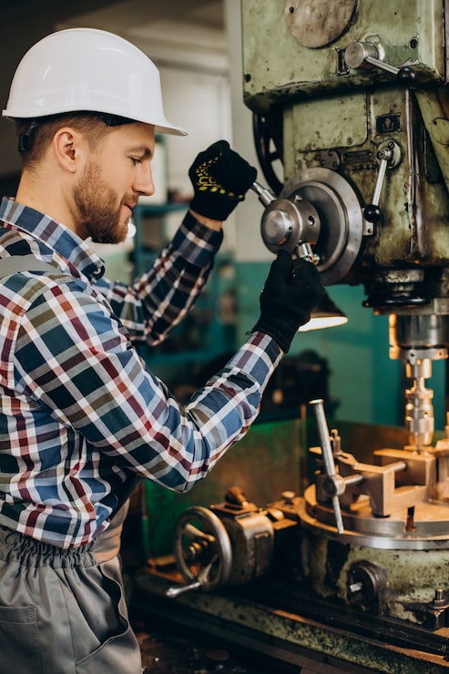 Foto gratuito trabajador con casco duro trabajando con construcciones metálicas en una fábrica