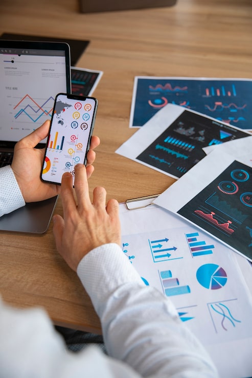 Foto gratuito trabajadores de oficina que utilizan gráficos financieros
