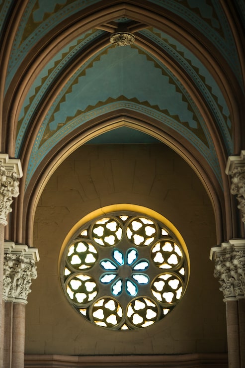 Foto gratuito tragaluz de una iglesia