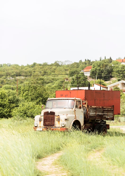 Photo Gratis truk berkarat besar di ladang