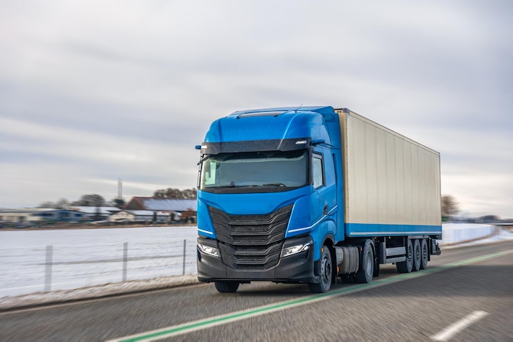 Photo Gratis truk semi biru dengan trailer di jalan musim dingin, transportasi kargo internasional