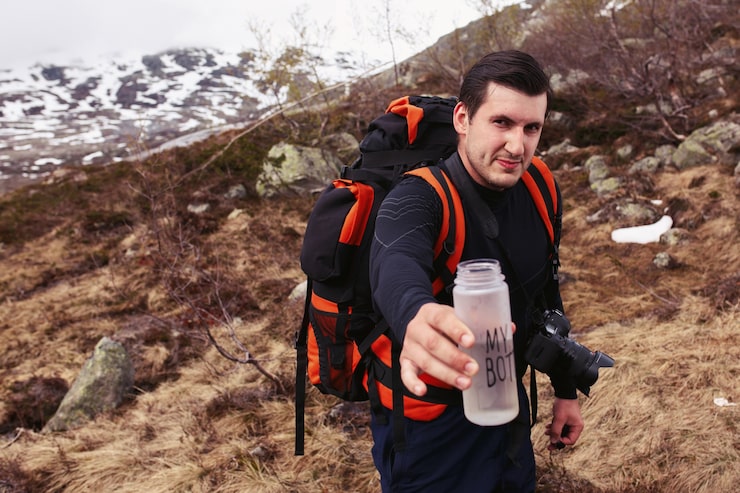 Foto gratuito el turista saca la botella con las letras "mi botella"