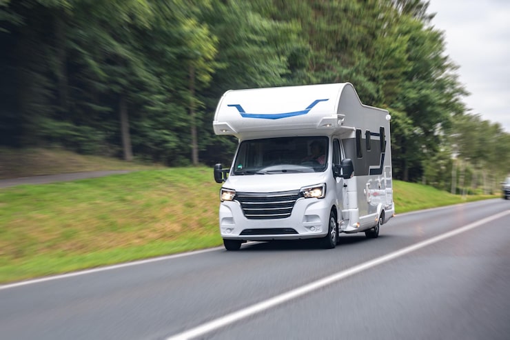 Photo Gratis van camper putih di jalan, perjalanan dengan efek buram karena gerakan, kecepatan, dan kebebasan