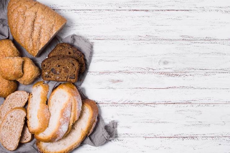Foto gratuito varios espacios de copia de pan blanco y de grano entero