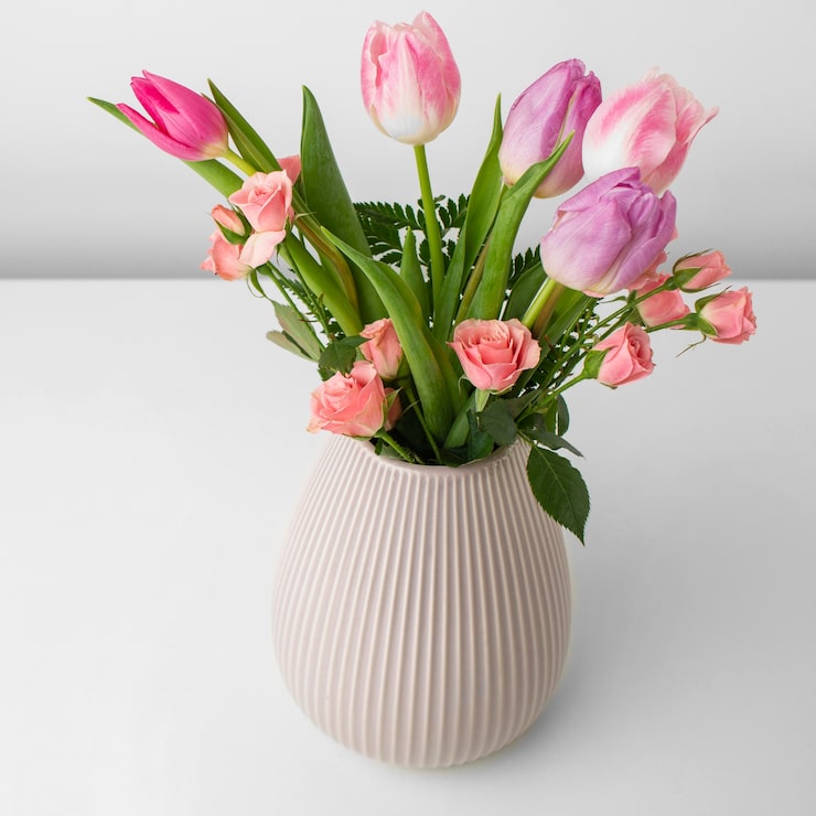 Photo Gratis vas dengan bunga tulip dan mawar