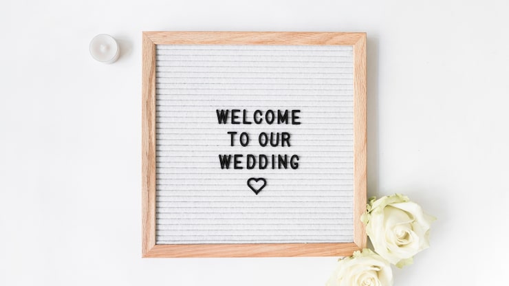 Foto gratuito vela y rosa con marco de bienvenida para bodas sobre fondo blanco
