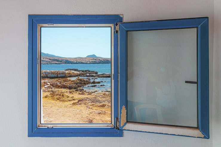 Foto gratuito ventana azul de madera vieja con la vista de la playa