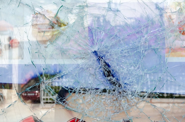 Foto gratuito ventana de cristal agrietada y rota