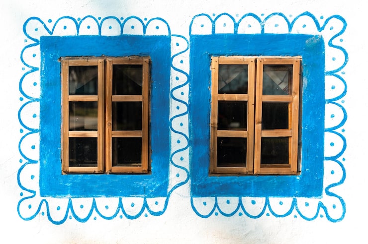 Foto gratuito ventanas de un antiguo edificio residencial en el museo del pueblo en bucarest rumania