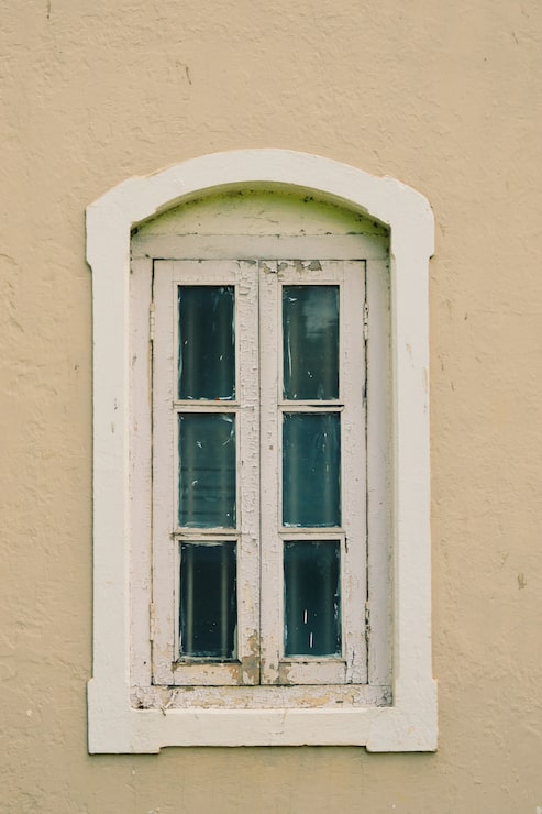 Foto gratuito vieja ventana blanca en una pared rosa claro