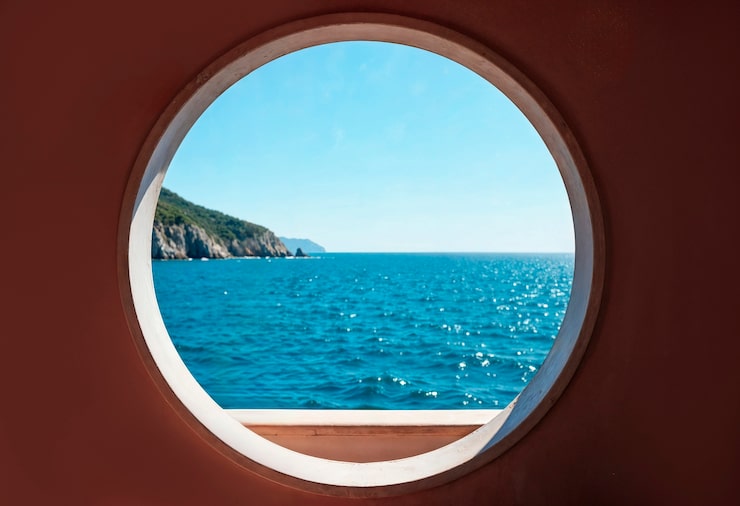 Foto gratuito vista al océano a través de un ojo de buey