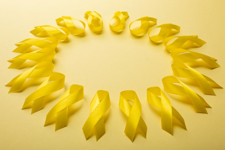 Foto gratuito vista de cintas amarillas sobre fondo amarillo