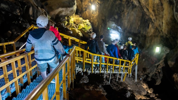 Foto gratuito vista de la cueva de ialomitei en las montañas de bucegi rumania