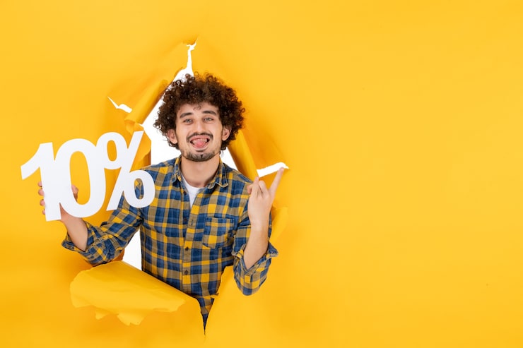 Foto gratuito vista delantera de un joven macho con un fondo amarillo