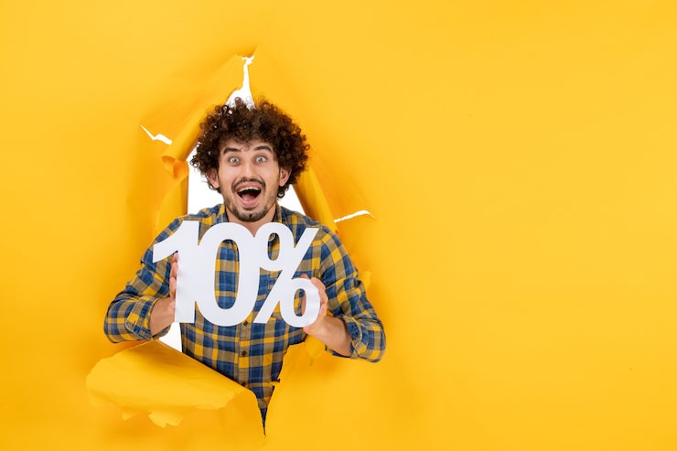 Foto gratuito vista delantera de un joven macho con un fondo amarillo