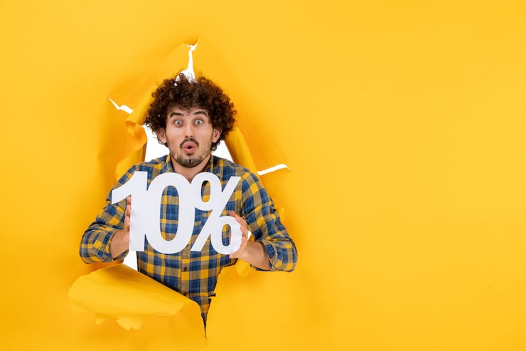 Foto gratuito vista delantera de un joven macho con un fondo amarillo
