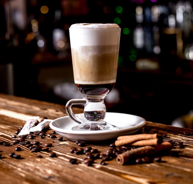 Foto gratuito vista frontal café mokachino con canela y azúcar