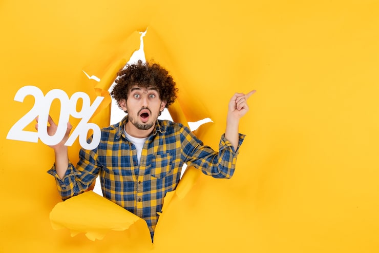 Foto gratuito vista frontal hombre joven sosteniendo la escritura sobre fondo amarillo