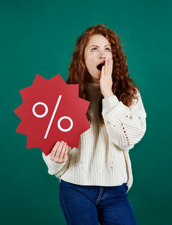 Foto gratuito vista frontal de mujer gritando mostrando banner de venta
