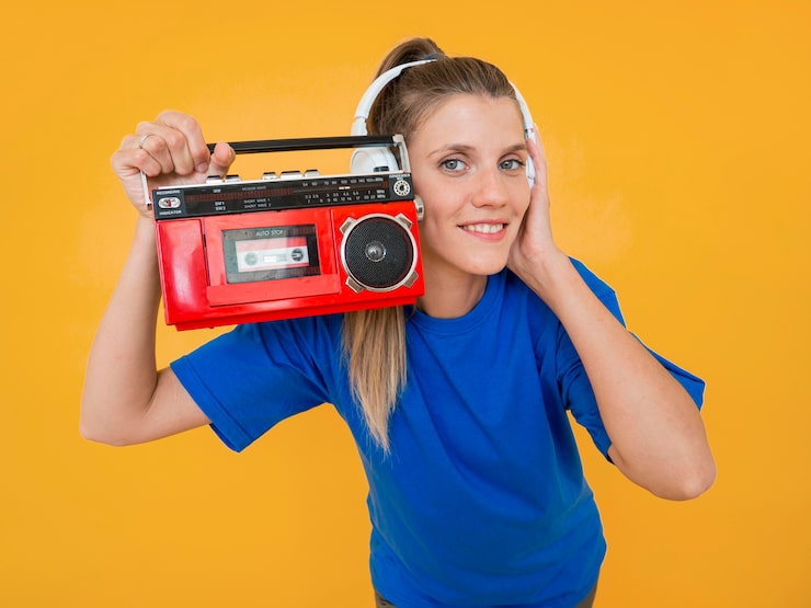 Foto gratuito vista frontal de la mujer sosteniendo una radio