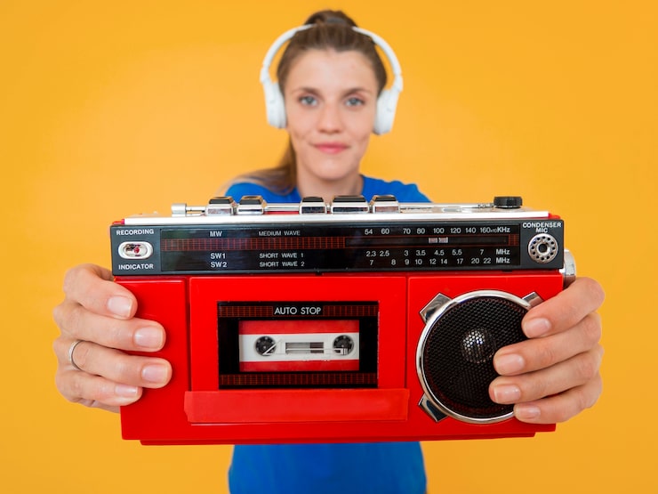 Foto gratuito vista frontal de la mujer sosteniendo una radio