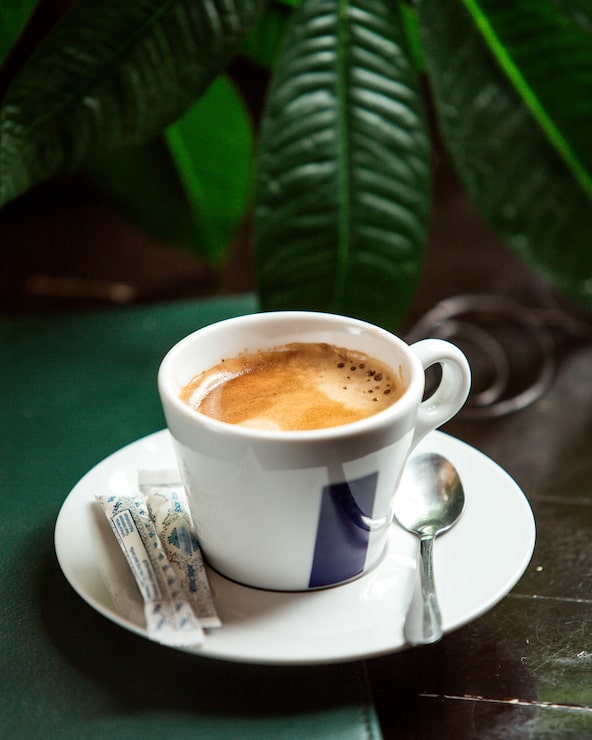 Foto gratuito vista frontal taza de capuchino con azúcar