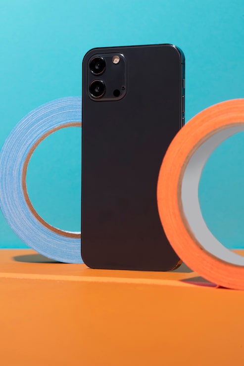 Foto gratuito vista frontal del teléfono inteligente con cinta adhesiva