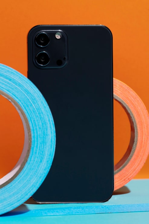 Foto gratuito vista frontal del teléfono inteligente con cinta adhesiva