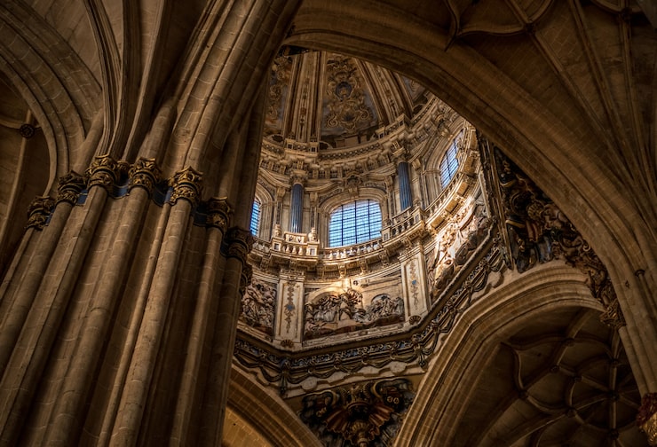 Foto gratuito vista interior de la cúpula y los arcos de la catedral nueva de salamanca en españa