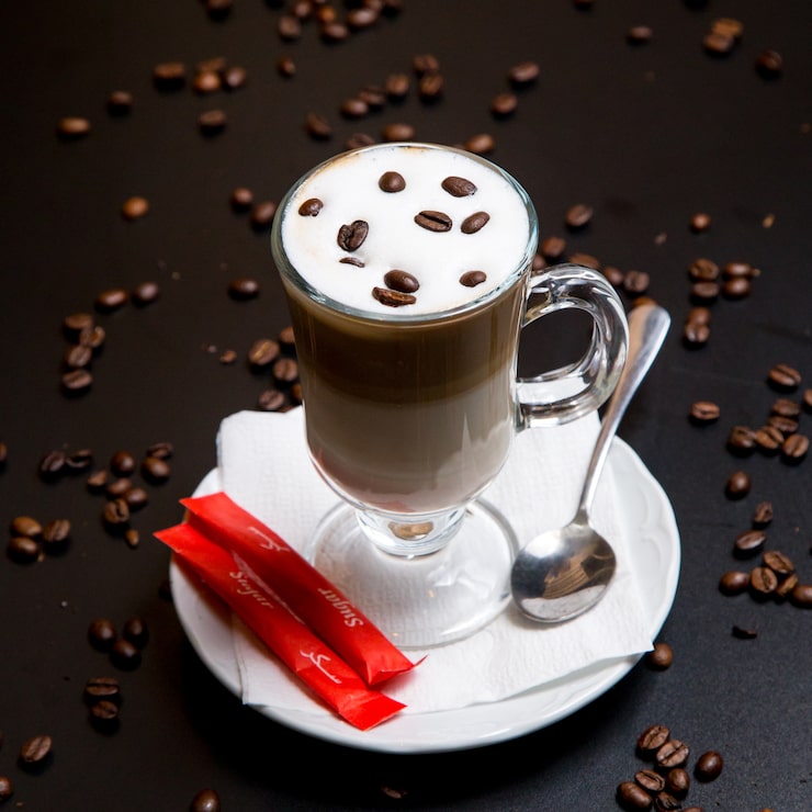 Foto gratuito vista lateral de café con leche con azúcar