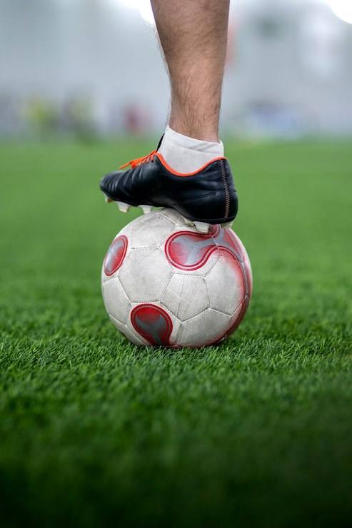 Foto gratuito vista lateral hombre jugando al fútbol