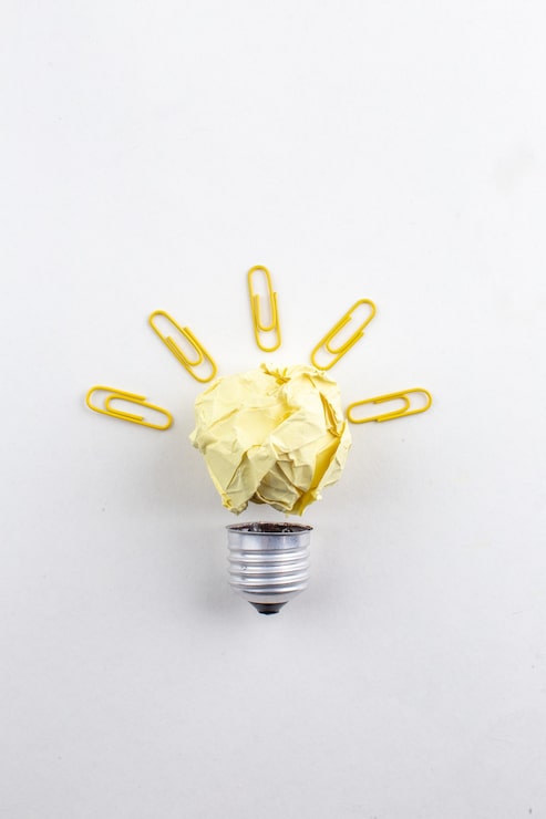 Foto gratuito vista superior bombilla idealight creativa hecha con clips de gemas de papel en la mesa blanca
