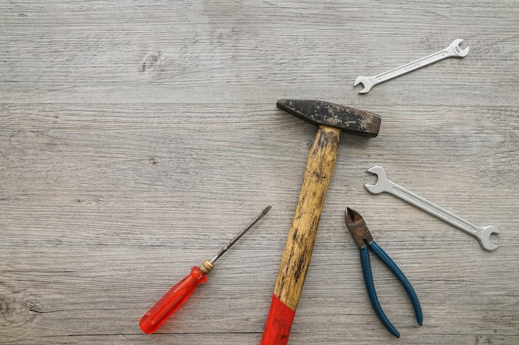 Foto gratuito vista superior de herramientas sobre superficie de madera para el día del padre