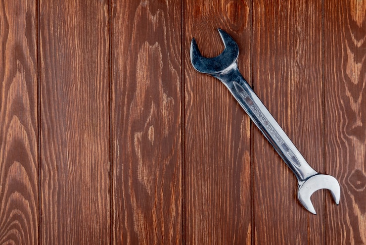 Foto gratuito vista superior de la llave de boca abierta sobre fondo de madera con espacio de copia